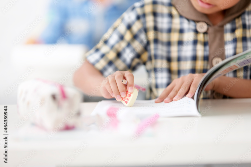 勉強をする小学生の手元 勉強をする小学生の手元