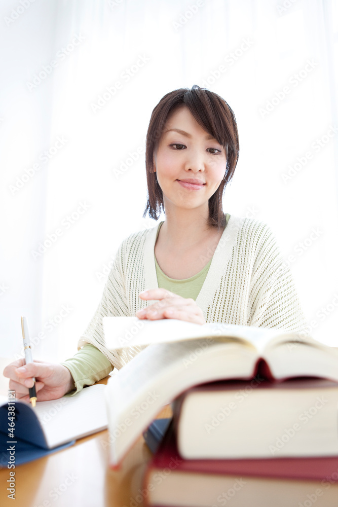 手紙を書く女性 手紙を書く女性