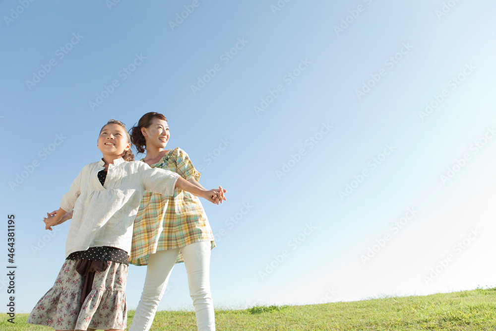 寄り添う笑顔の母娘