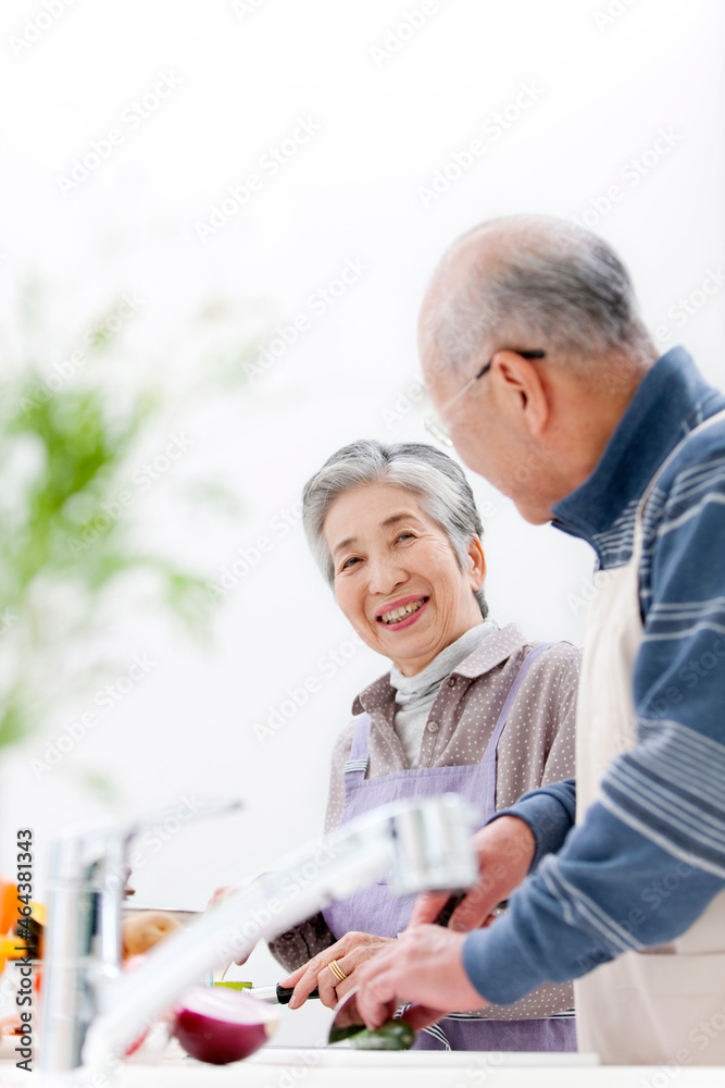調理をする中高年夫婦 調理をする中高年夫婦
