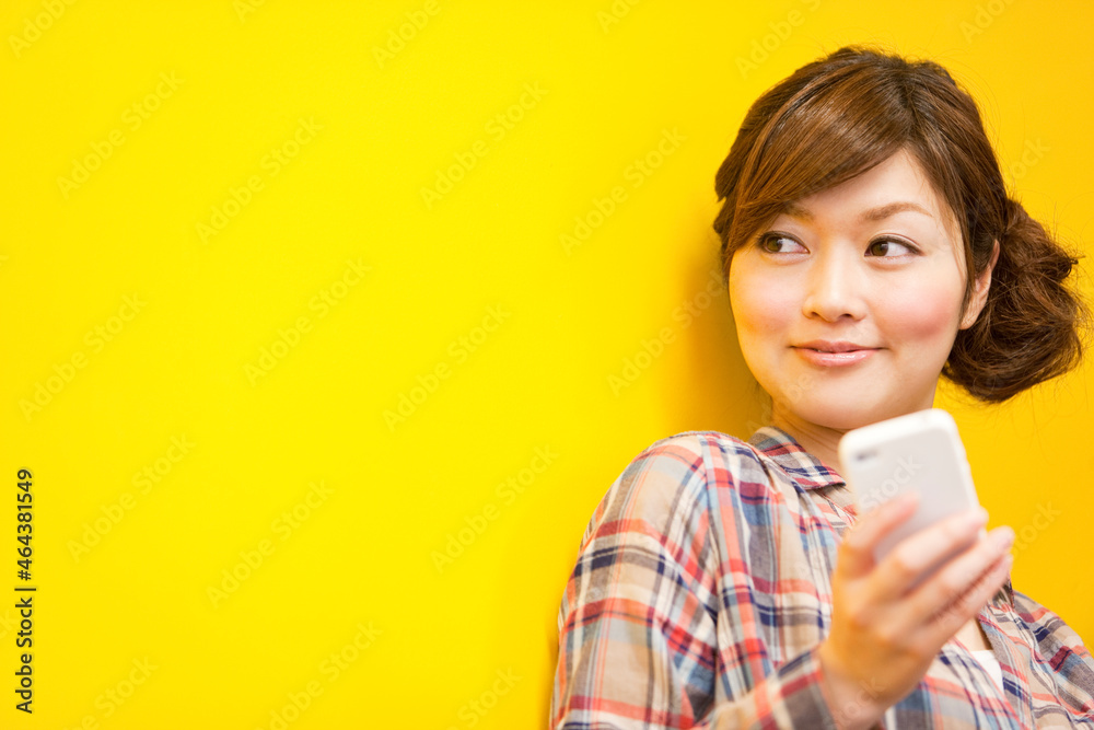 スマートフォンを操作する女性 スマートフォンを操作する女性