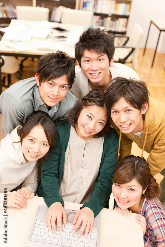 寄り添う笑顔の大学生6人 寄り添う笑顔の大学生6人