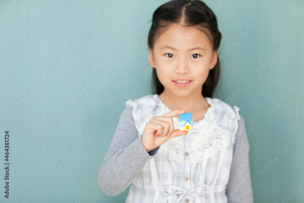ミニチュアの家を持つ女の子 ミニチュアの家を持つ女の子