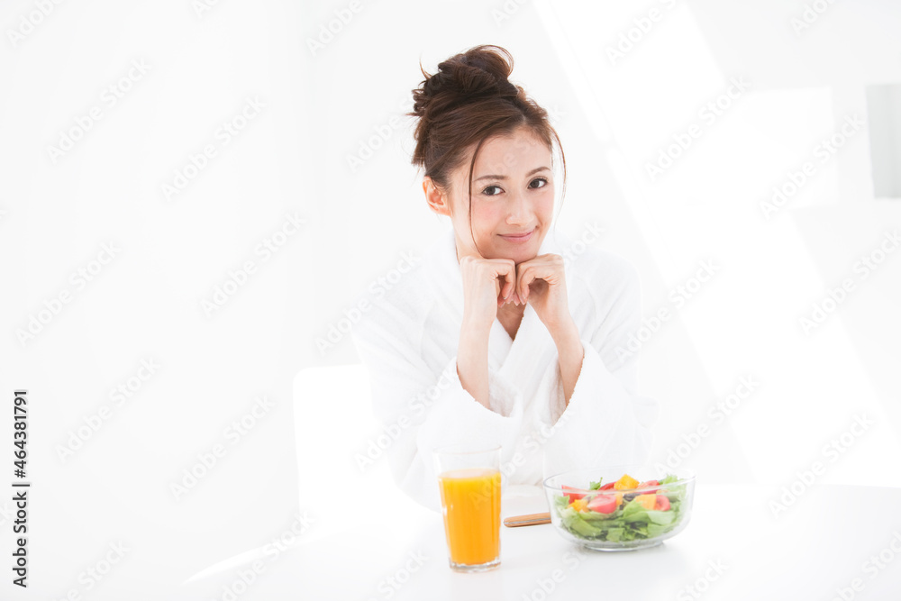 ひじをつくバスローブ姿の女性 ひじをつくバスローブ姿の女性