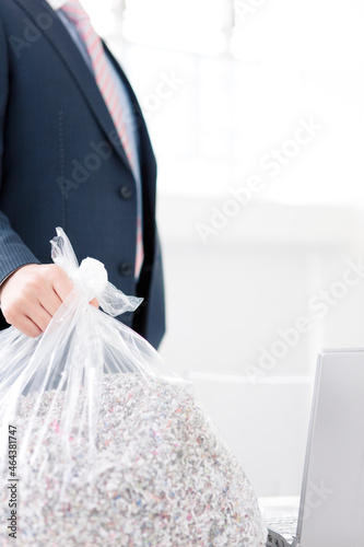 ゴミ袋を持つビジネスマン photo