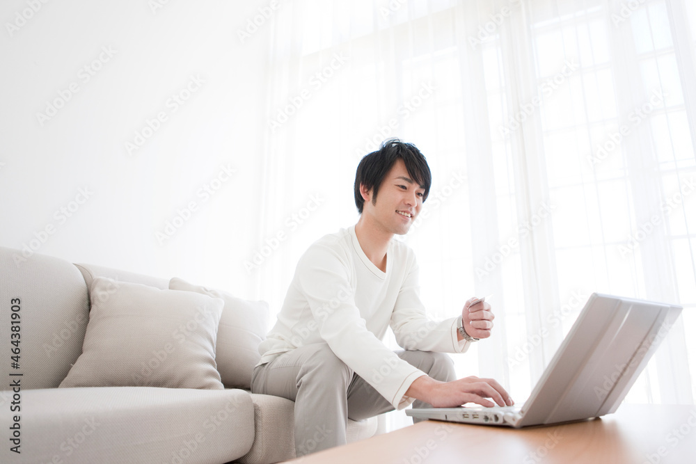 パソコンを操作する男性