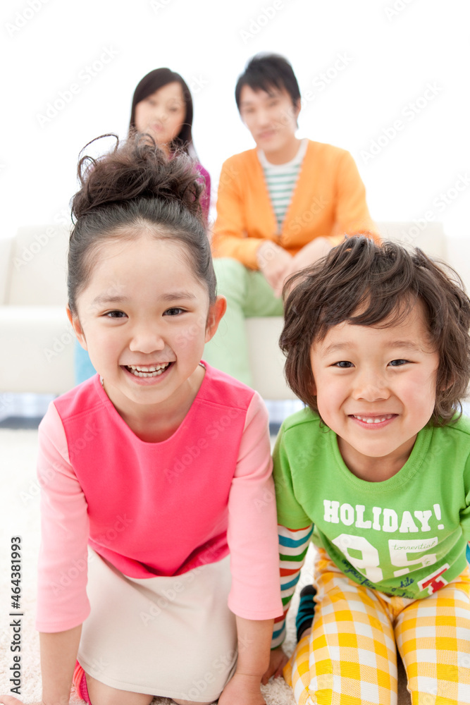 笑顔の子供2人と両親 笑顔の子供2人と両親
