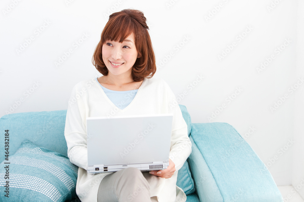 ノートパソコンを操作する女性