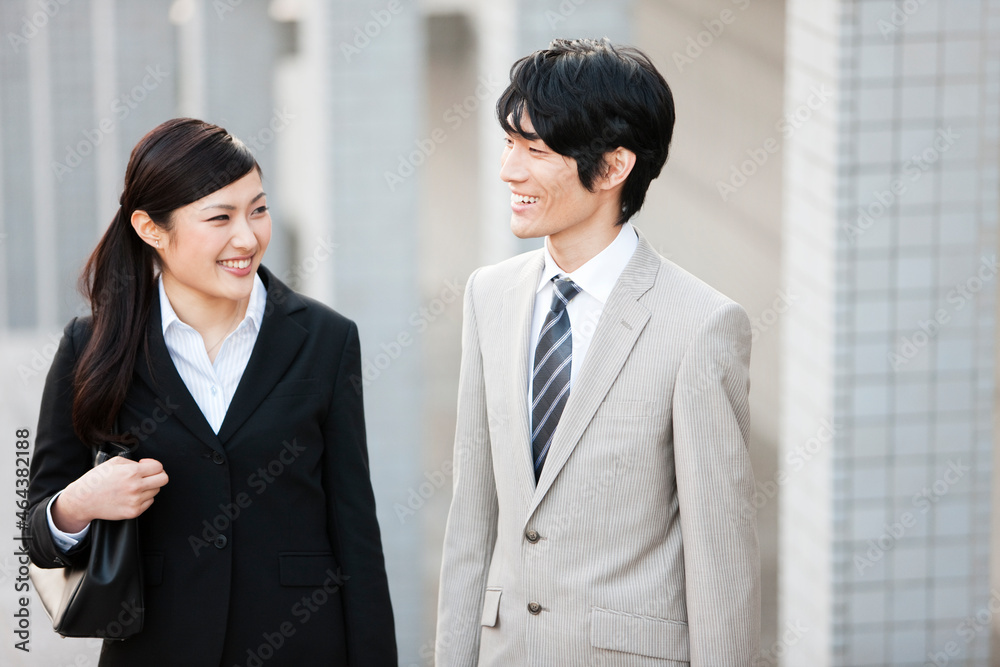 会話するビジネスマンとビジネスウーマン 会話するビジネスマンとビジネスウーマン