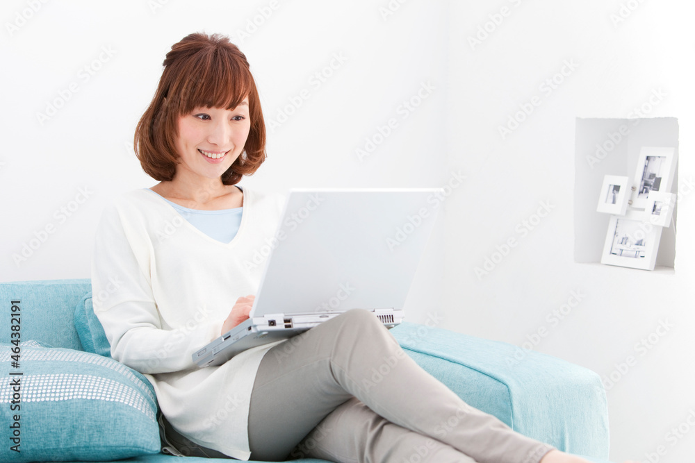 ノートパソコンを操作する女性 ノートパソコンを操作する女性
