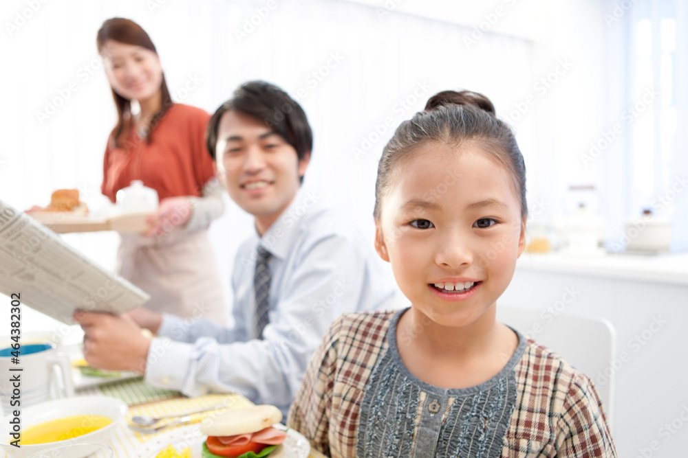 笑顔の女の子と両親 笑顔の女の子と両親
