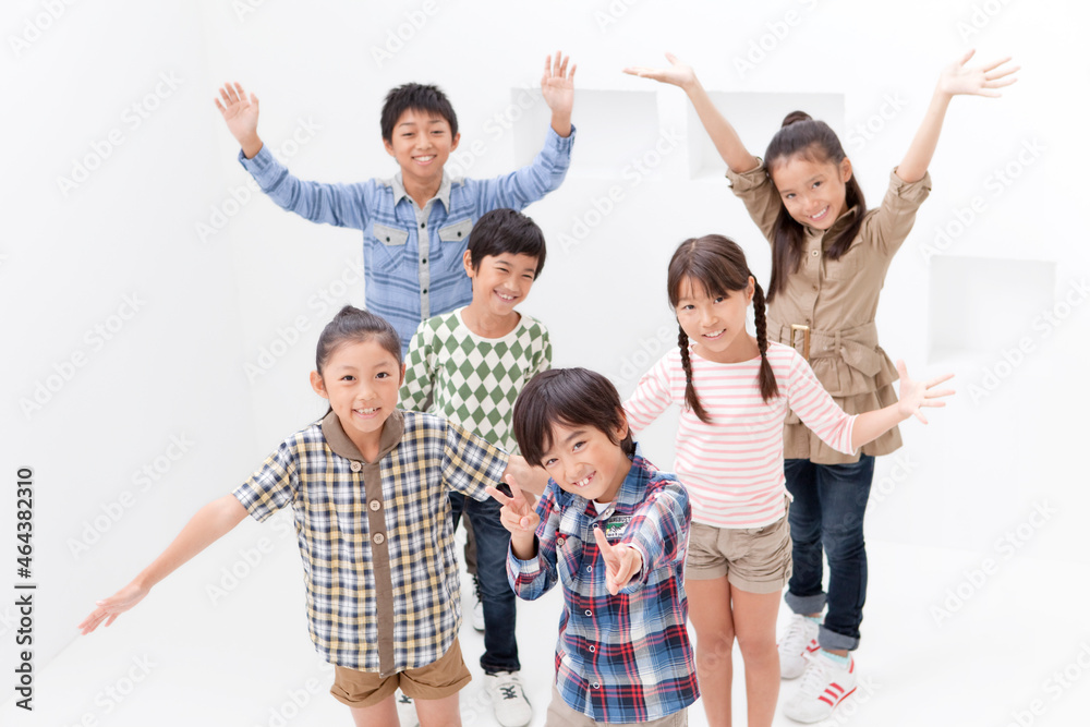 笑顔でポーズをとる小学生6人 笑顔でポーズをとる小学生6人