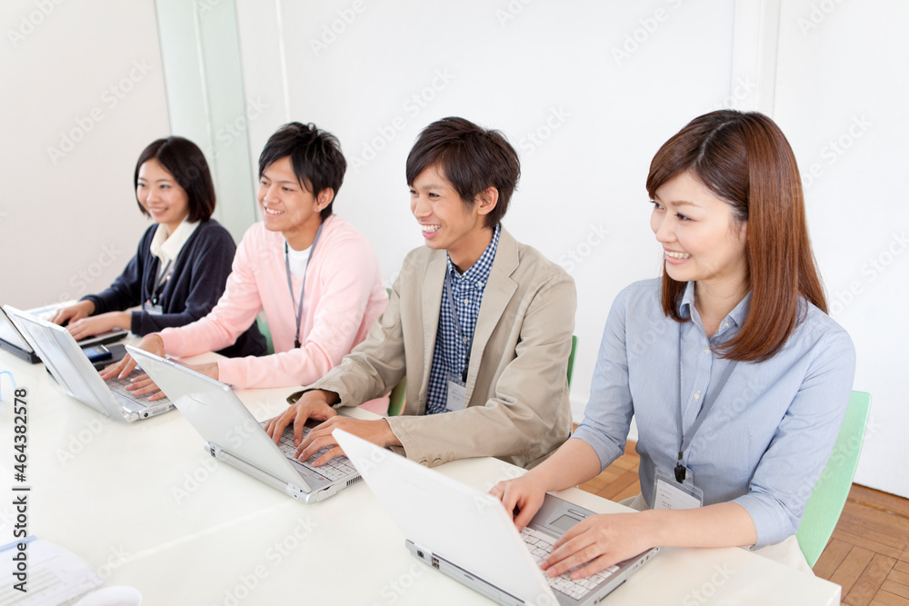 打ち合わせ中のビジネスマン4人 打ち合わせ中のビジネスマン4人