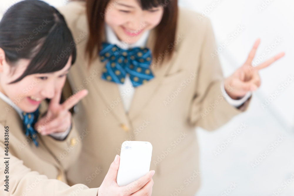 携帯で写真を撮る女子高生2人 携帯で写真を撮る女子高生2人