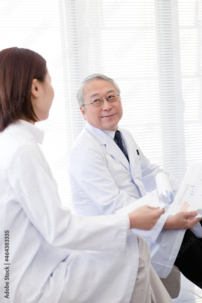 座って話す医師2人