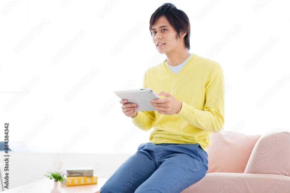 タブレットPCを持つ男性 タブレットPCを持つ男性