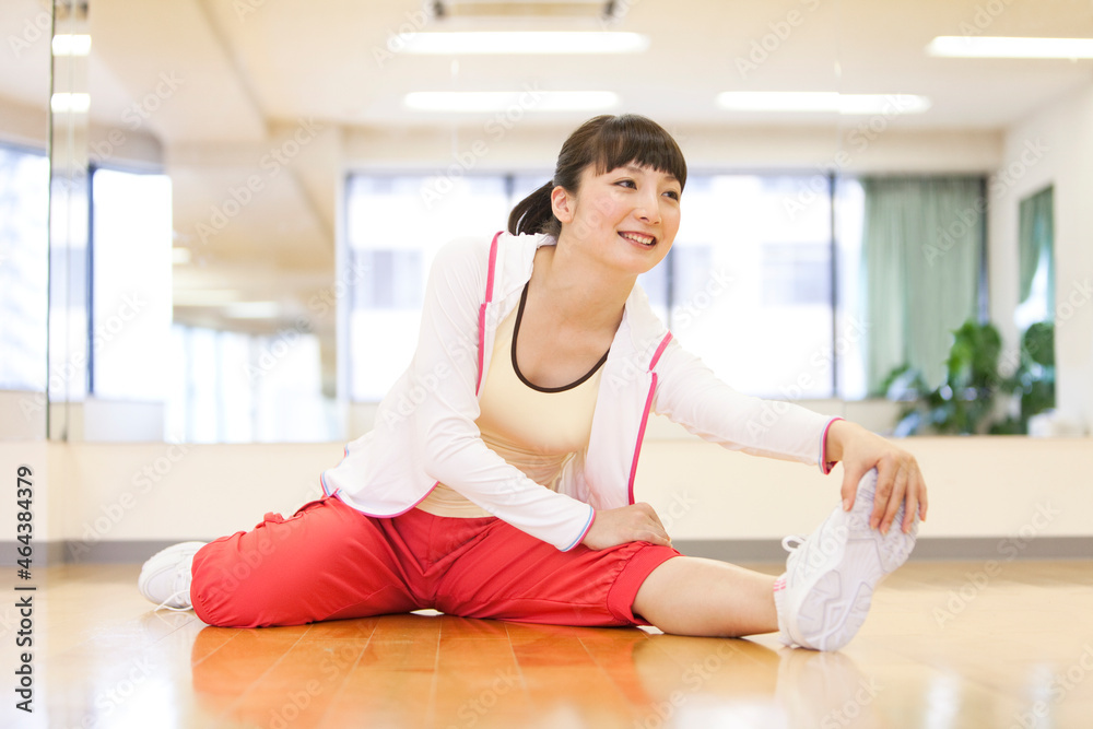 ストレッチをする女性 ストレッチをする女性