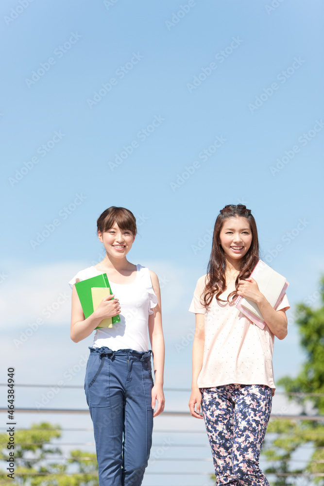 笑顔の女子大生2人 笑顔の女子大生2人