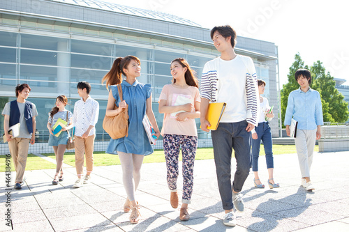 話をしている大学生8人 photo