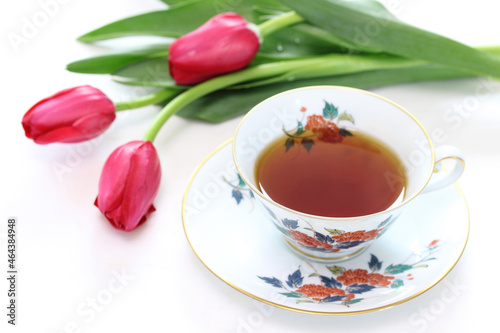 赤いチューリップの花束と紅茶