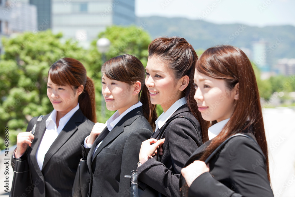 笑顔のビジネスウーマン4人