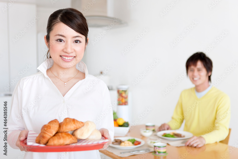 朝食の準備をする女性 朝食の準備をする女性