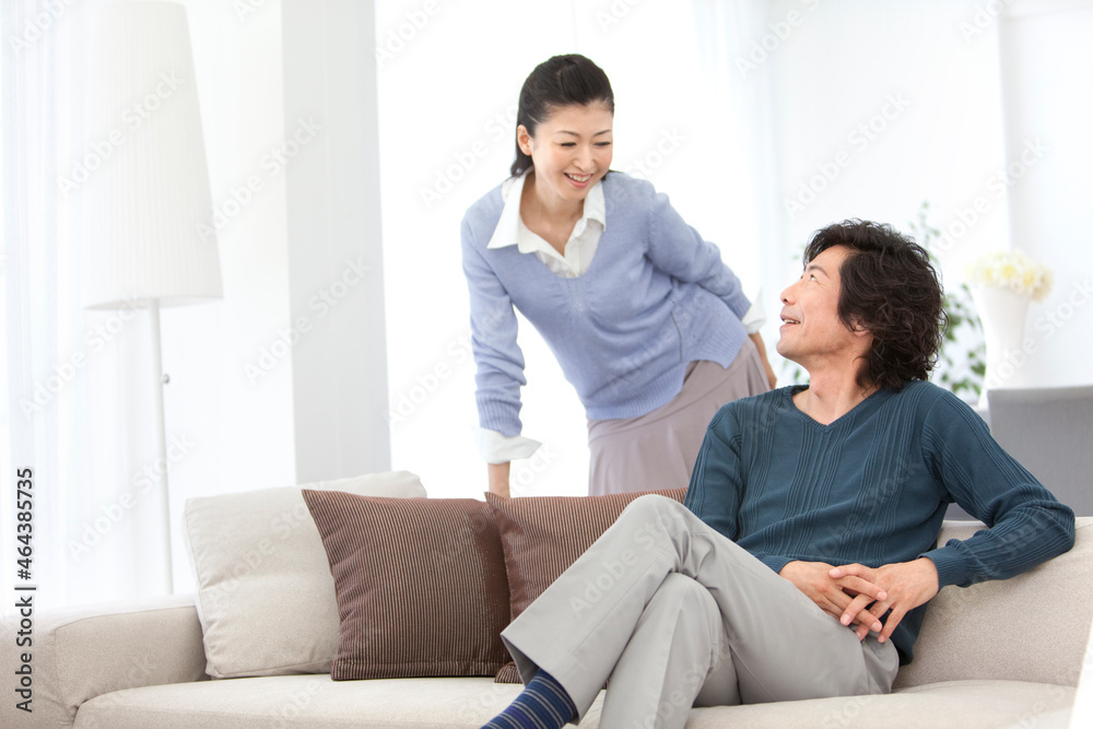 話をしている中高年夫婦 話をしている中高年夫婦