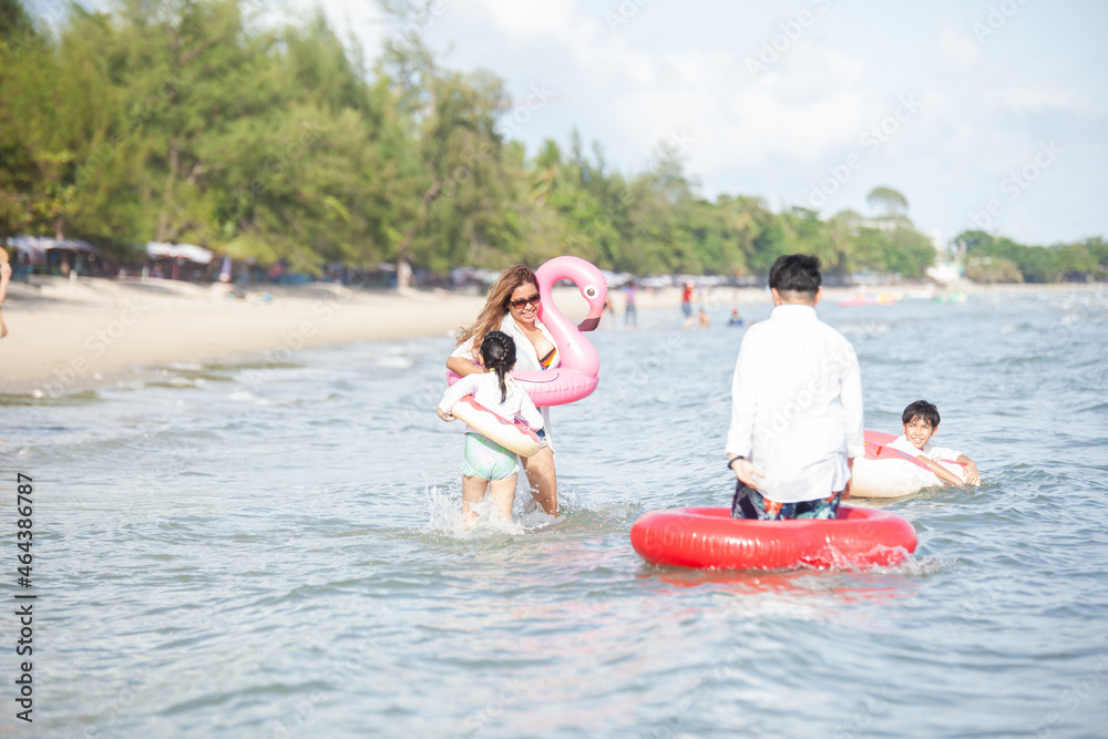 Obraz premium Happy young family Asian running on the beach with copy space. family enjoying