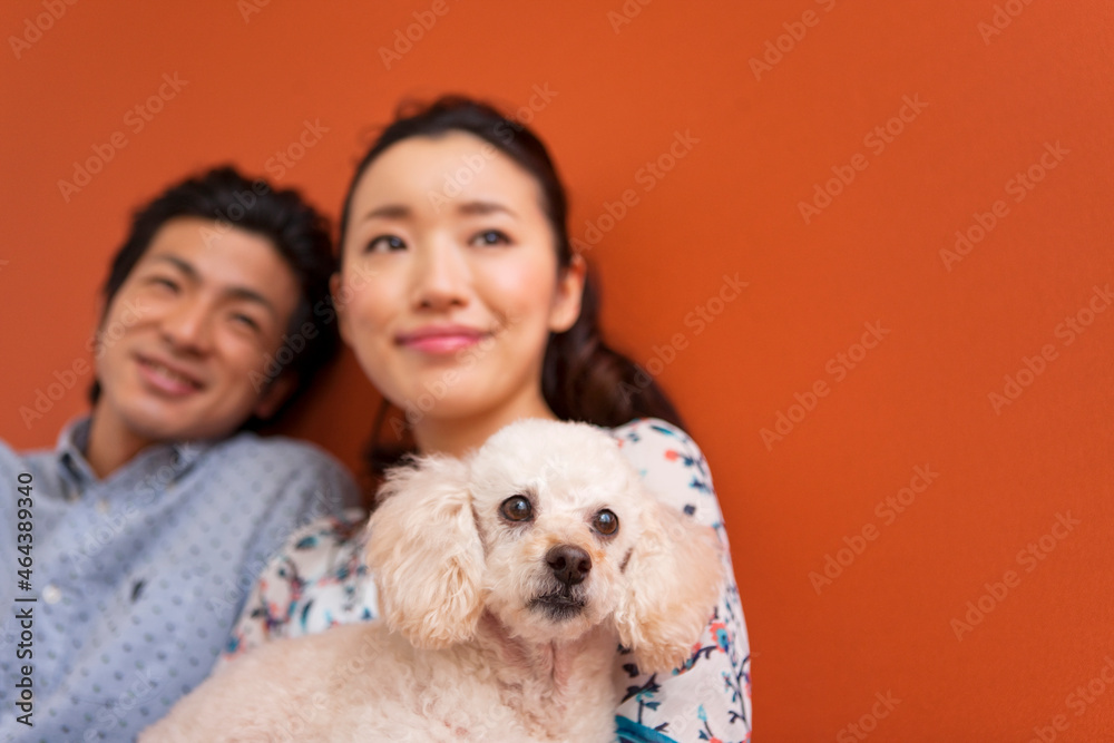 笑顔のカップルと犬