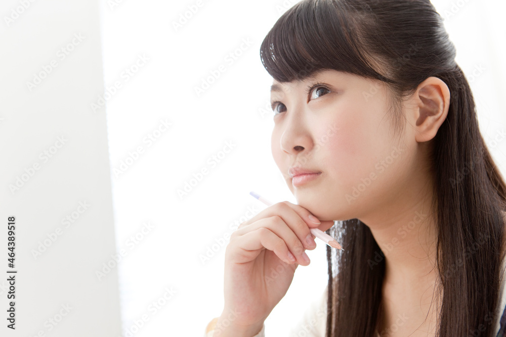 授業を受ける女子学生 授業を受ける女子学生