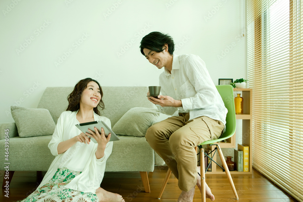 タブレットPCを操作する女性と覗き込む男性