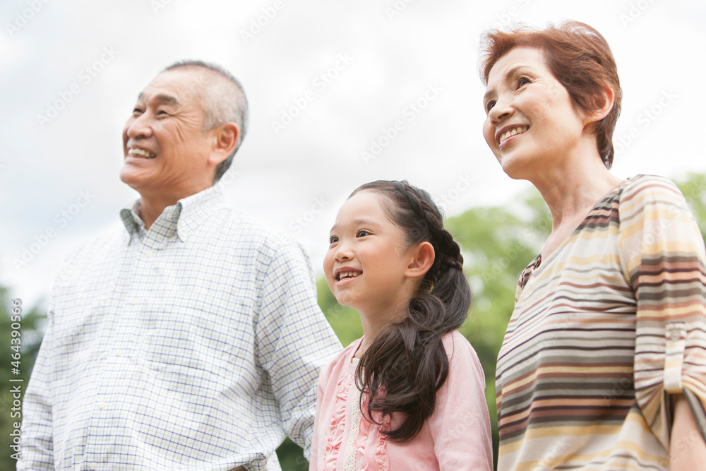 笑顔の老夫婦と孫 笑顔の老夫婦と孫