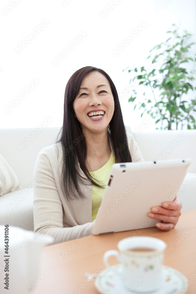 タブレットPCを操作している中高年女性