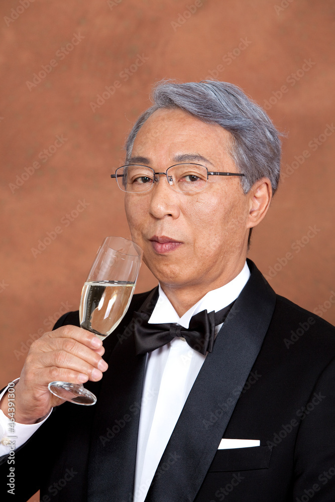 シャンパンを飲む中高年男性 シャンパンを飲む中高年男性