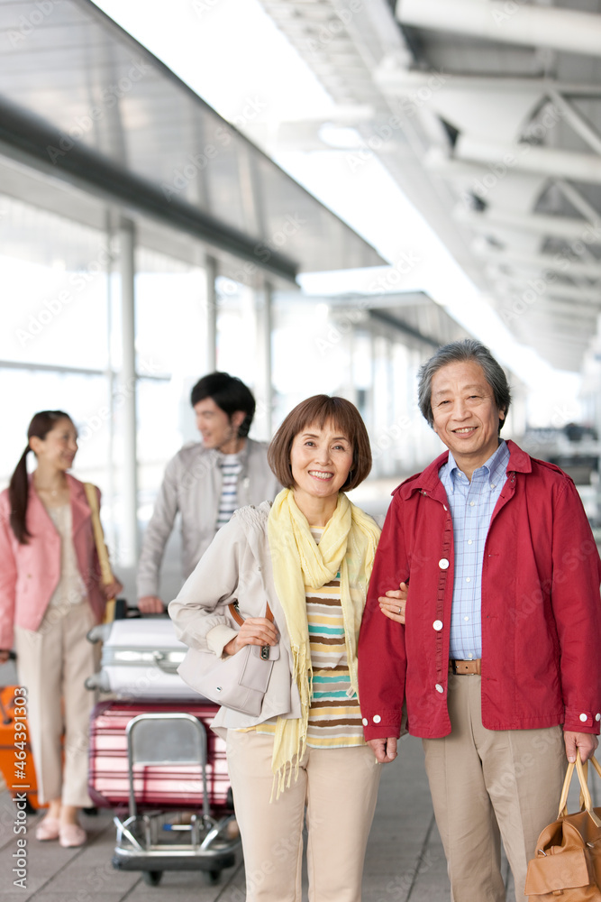 © amanaimages - 旅行に出かける家族4人