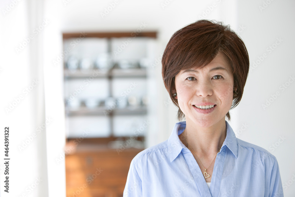 笑顔の中高年女性 笑顔の中高年女性