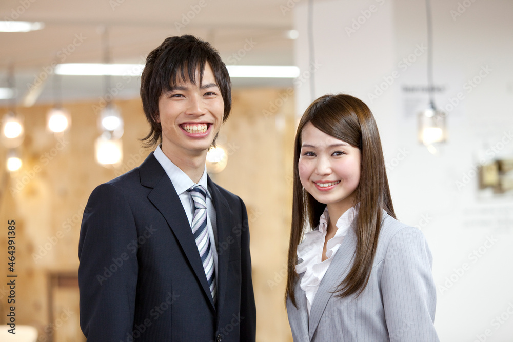 笑顔のビジネスマンとビジネスウーマン 笑顔のビジネスマンとビジネスウーマン