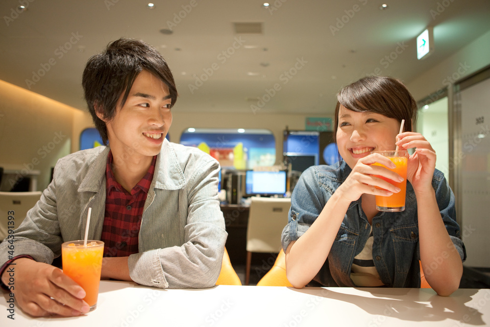 話をしているカップル 話をしているカップル