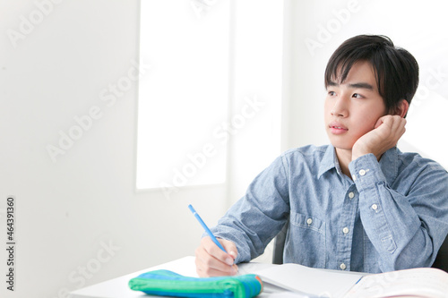 勉強をする男子学生