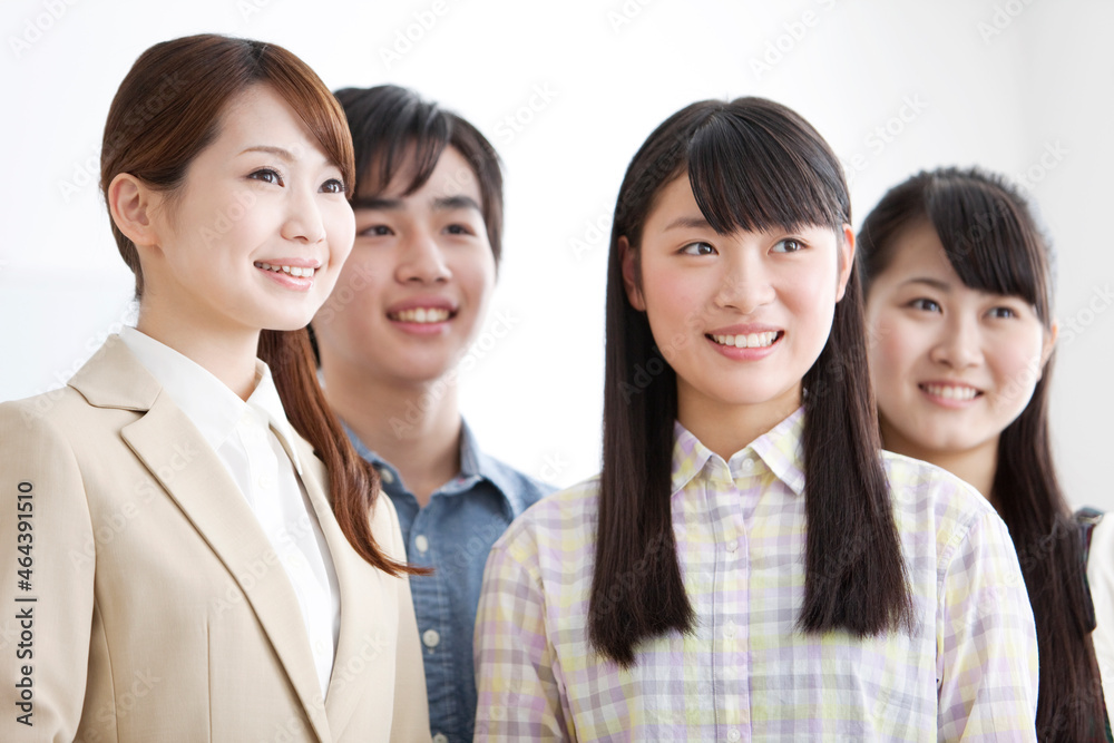 笑顔の教師と学生3人 笑顔の教師と学生3人