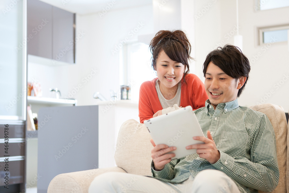 タブレットPCを見ているカップル タブレットPCを見ているカップル