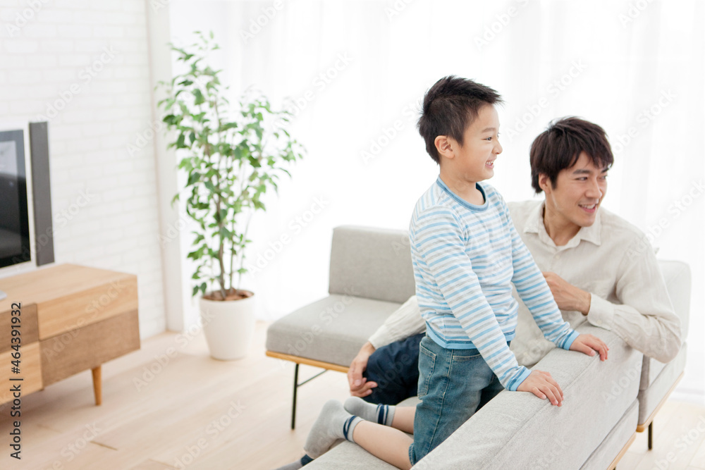 リビングでくつろぐ男の子と父親