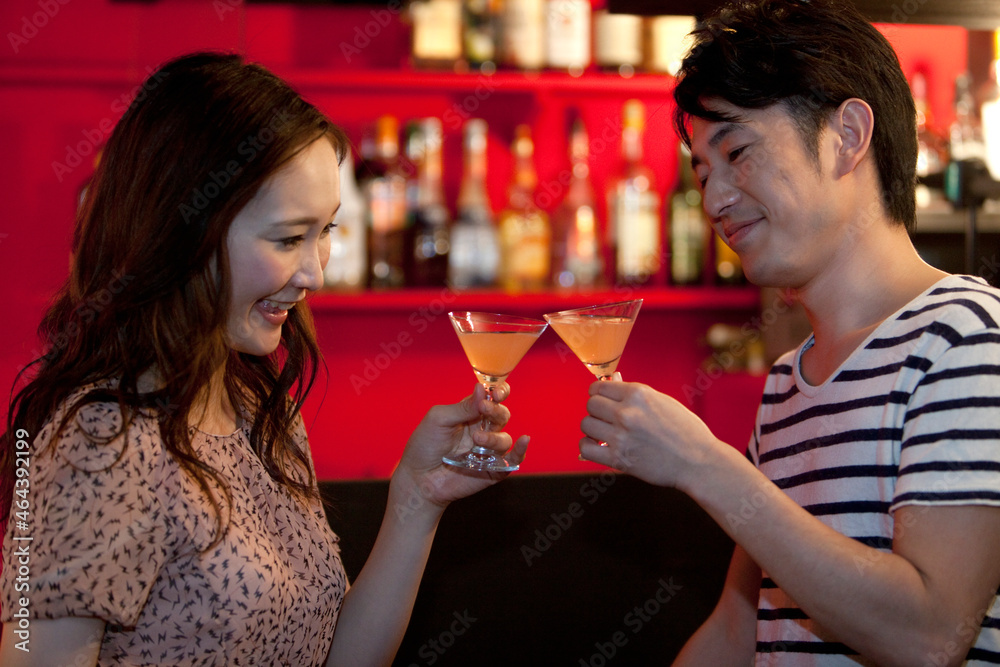 カクテルで乾杯するカップル カクテルで乾杯するカップル