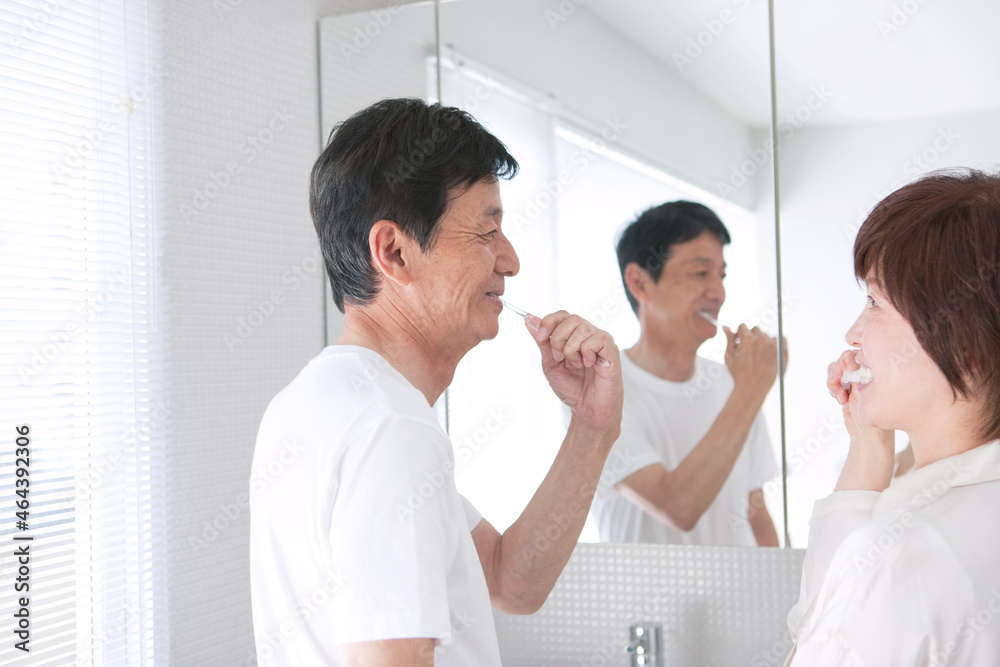 歯を磨く中高年夫婦 歯を磨く中高年夫婦