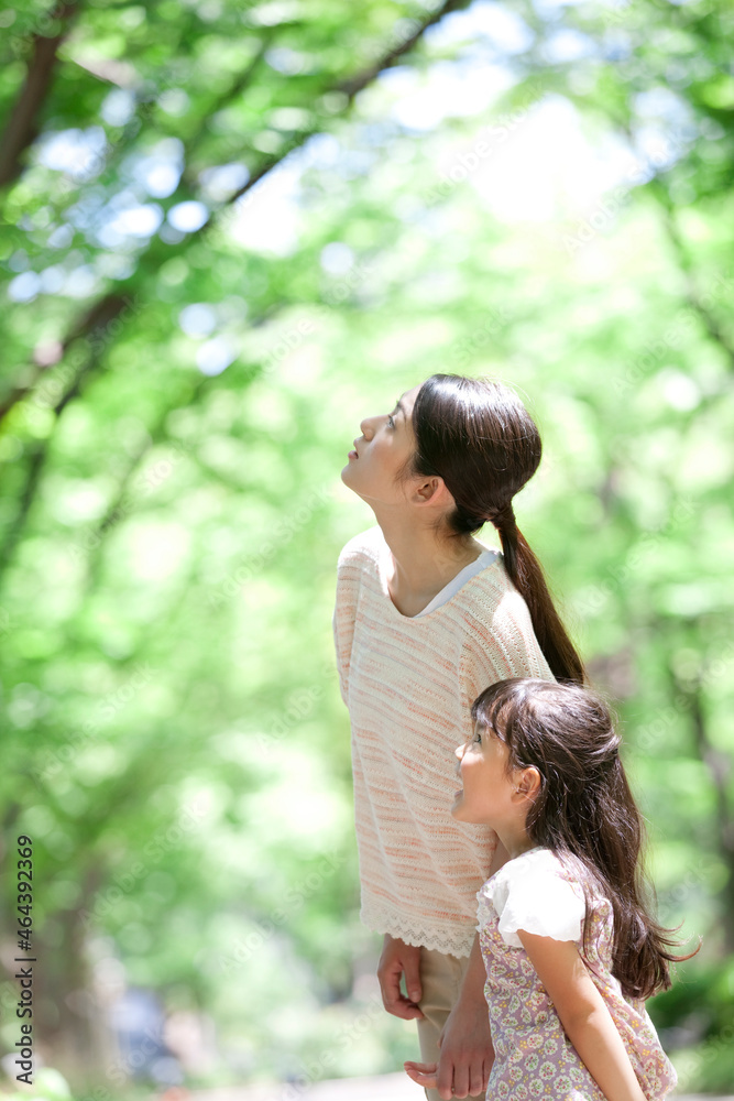 見上げている親子 見上げている親子
