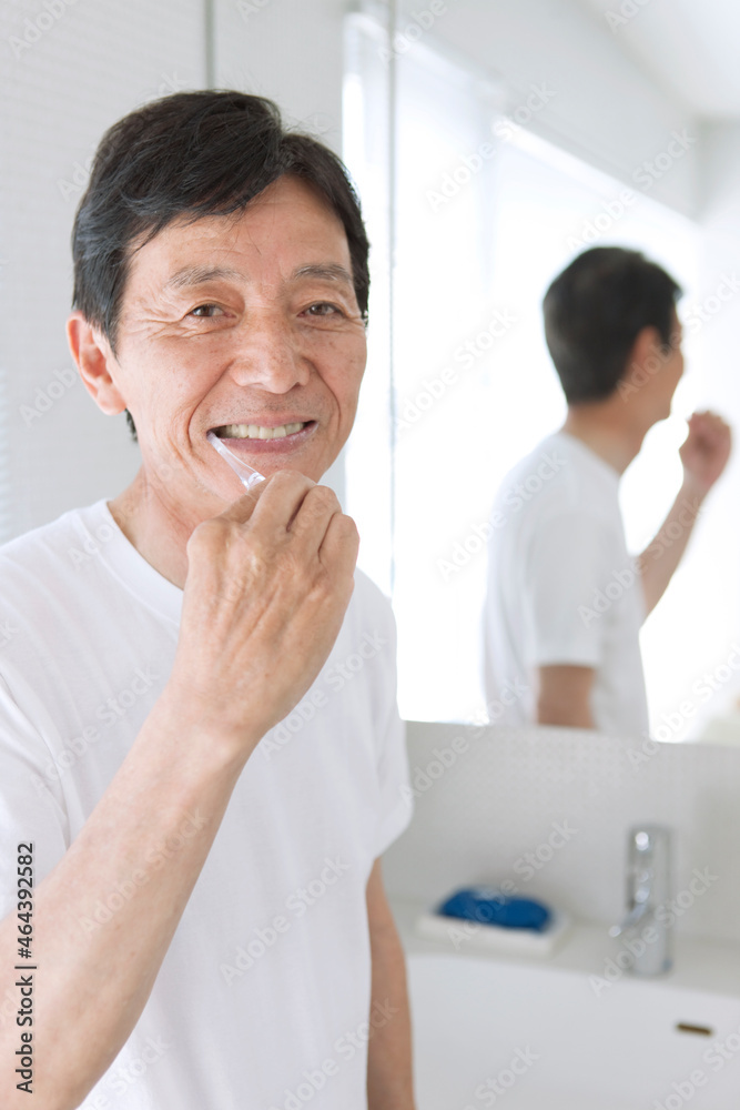 歯を磨く中高年男性 歯を磨く中高年男性