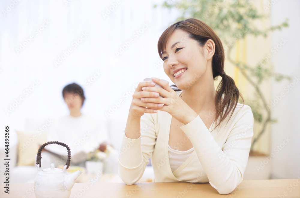 ティータイム中の女性