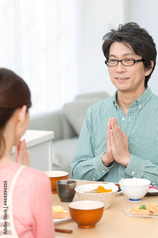 食卓を囲む中高年夫婦 食卓を囲む中高年夫婦