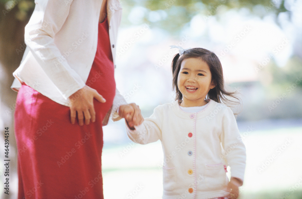 子供と手をつなぐ妊婦 子供と手をつなぐ妊婦