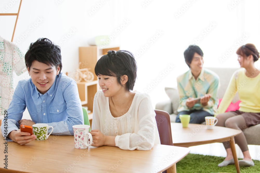 部屋でくつろぐ男女 部屋でくつろぐ男女